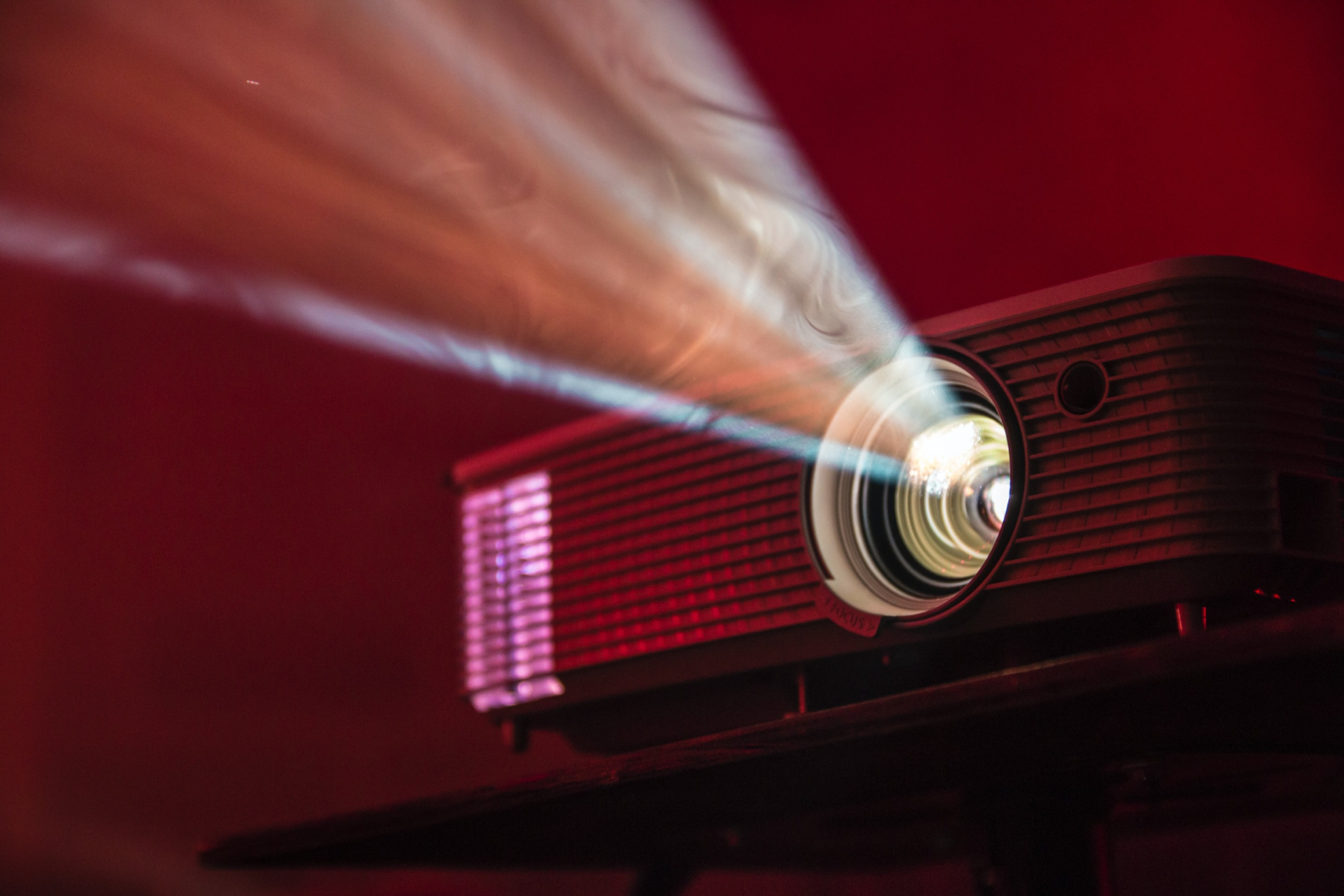 Projektori za Kućni Bioskop: Vodič za odabir savršenog projektor-a